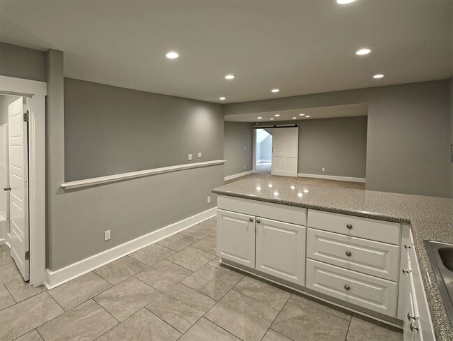 Building Photo - 2nd floor unit in TRI-PLEX in Midtown. Sma...