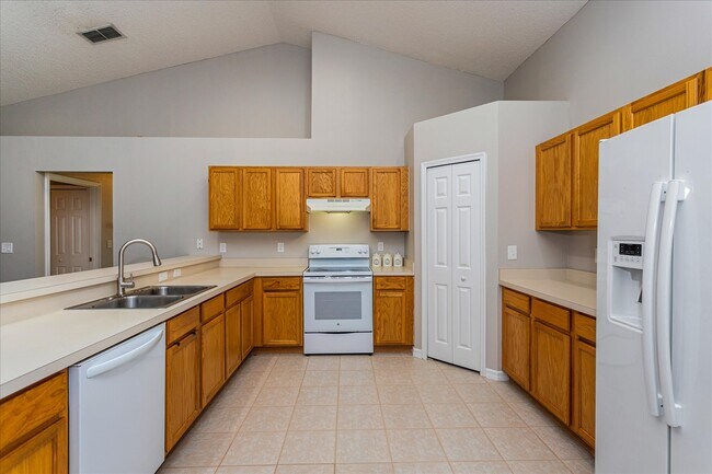 Building Photo - 2235 Lake Pointe Cir
