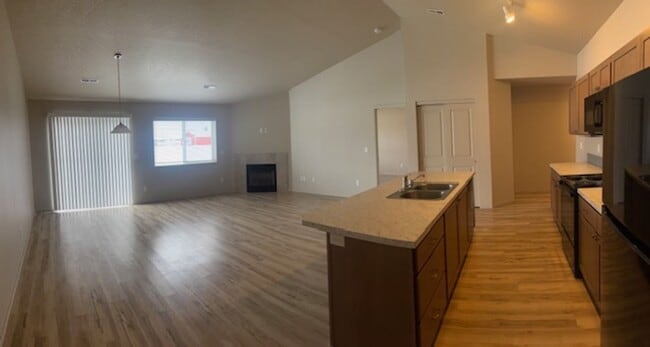 Foto del edificio - Moen Fields 3 Bed 3 Bath Garden Townhome across from Greenacres Elementary