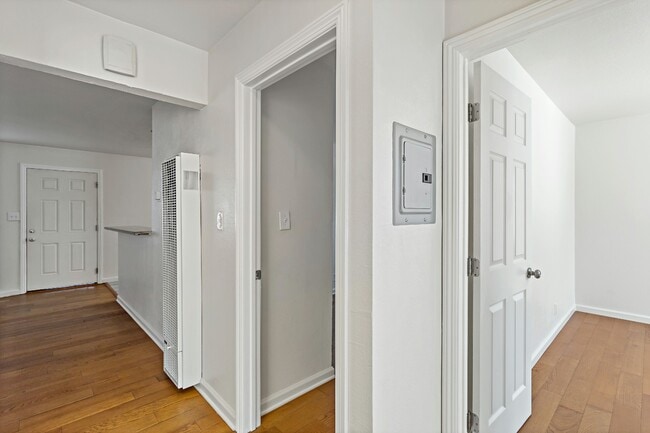 Building Photo - 10582 Topanga Dr