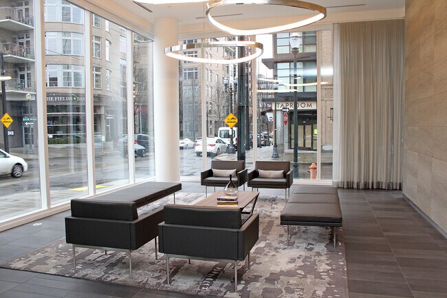 Foto del edificio - Unrivaled Cosmopolitan Condo w/Breathtaking City & River Views