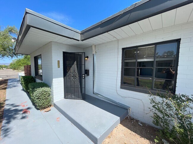 Foto del edificio - OPEN HOUSE! Remodeled Two Bedroom, End Unit with A/C and Large Fenced Yard