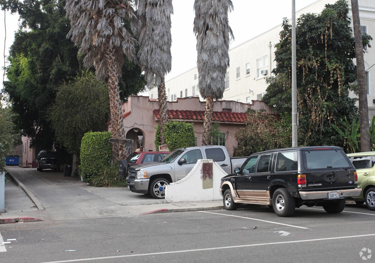 18111817 N Kingsley Dr, Los Angeles, CA 90027 Apartments in Los