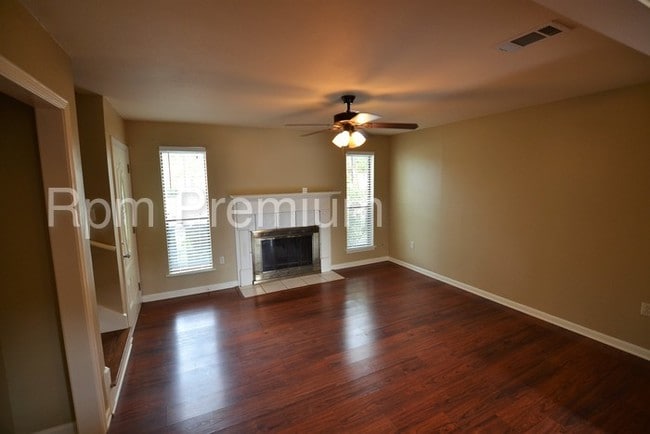 Building Photo - 5146 Sleepy Hollow Dr