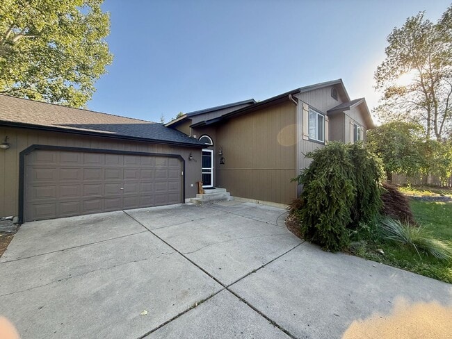 Building Photo - Beautiful 4 Bed 2 Bath Colbert Home in Mea...