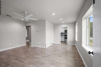 Building Photo - 1816 W Oakwood St