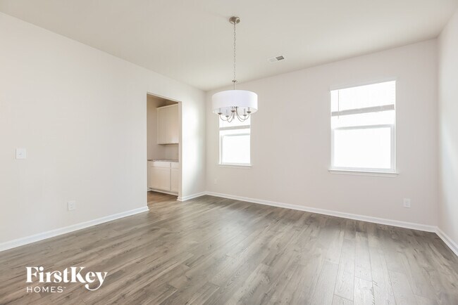 Building Photo - 561 Hillpark Ln