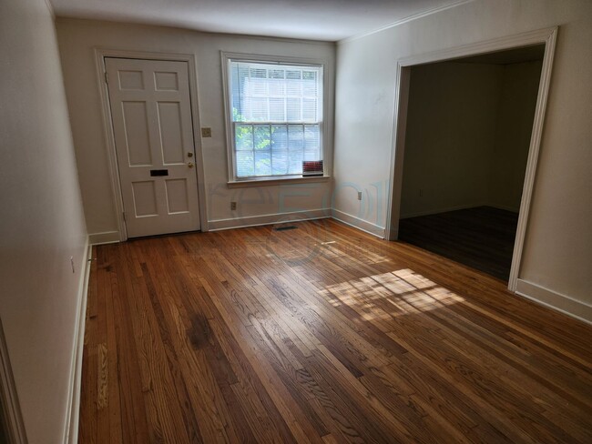 Building Photo - Great 3 Bedroom 1 Bathroom in Forest Heigh...