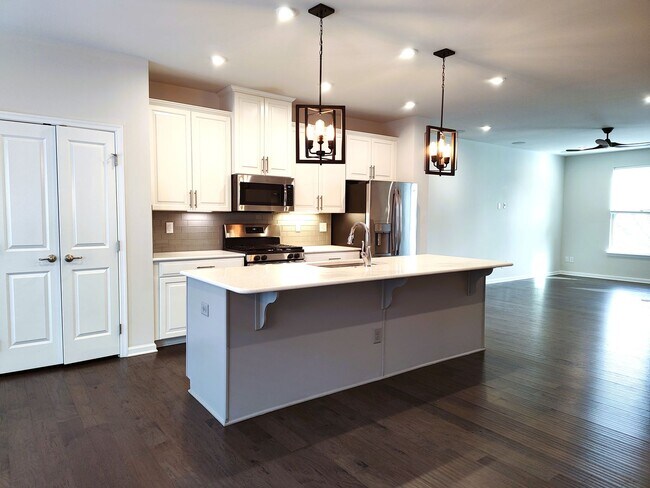 Building Photo - Pristine, 4 bed, 3.5 bath Townhome Located in the Kee Court Community!