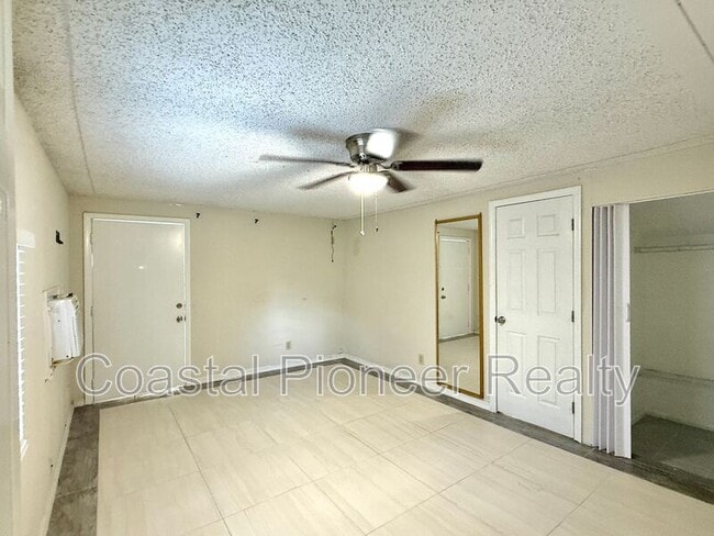 Building Photo - 2106 N Himes Ave
