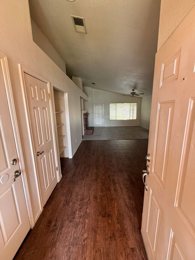 Building Photo - Single-Story 3 Bed, 2 Bath Home with Firep...