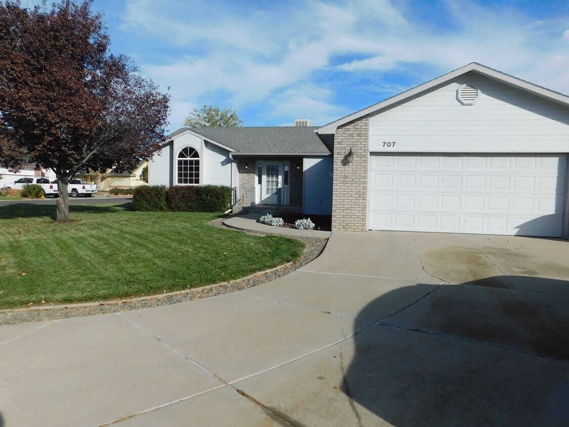 Primary Photo - 3 Bed/2 Bath at Fountain Greens