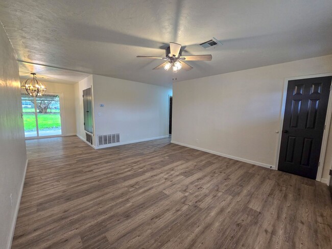Building Photo - Beautifully remodeled 3 bed 1.5 bath home ...