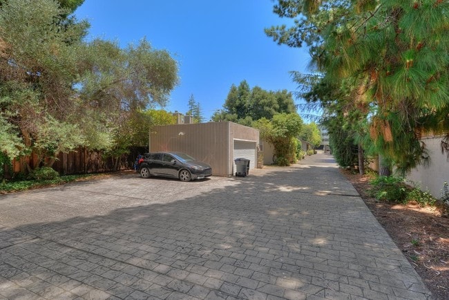 Building Photo - 726 Mariposa Ave