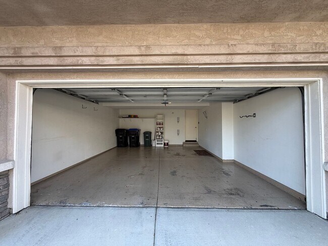 Foto del edificio - Comfortable 2BD/2BA Townhome in Carmel Mountain Ranch with Community Pool, Attached Garage & In-U...