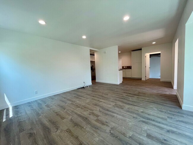 Foto del edificio - Fully Remodeled 4 Bedroom 2.5 Bathroom in ...