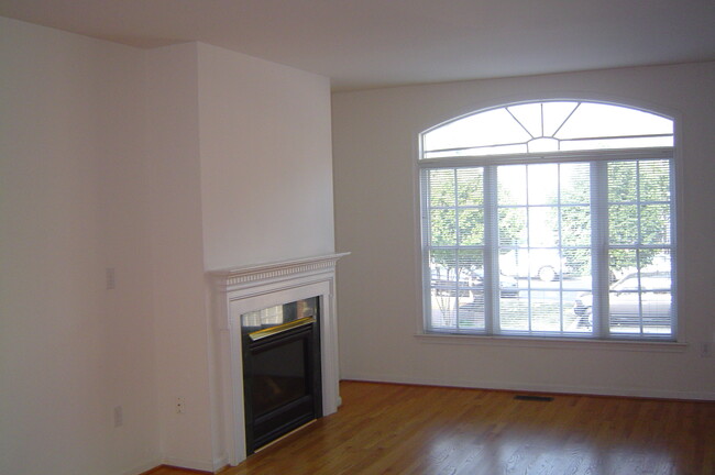 Building Photo - 1150 N Vernon St