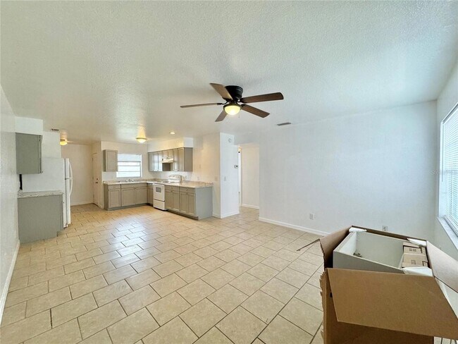 Building Photo - 2542 Elm Avenue