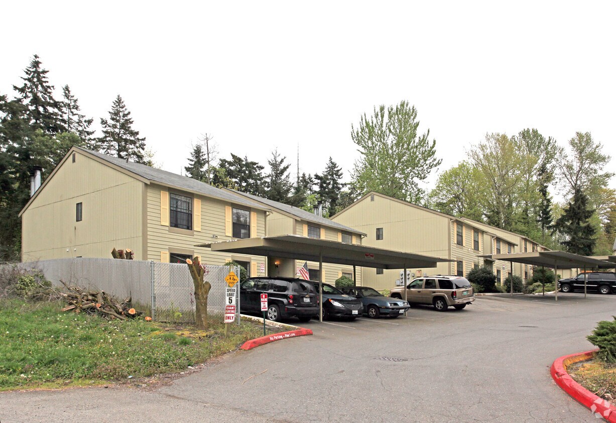 Primary Photo - Colonial Commons Apartments