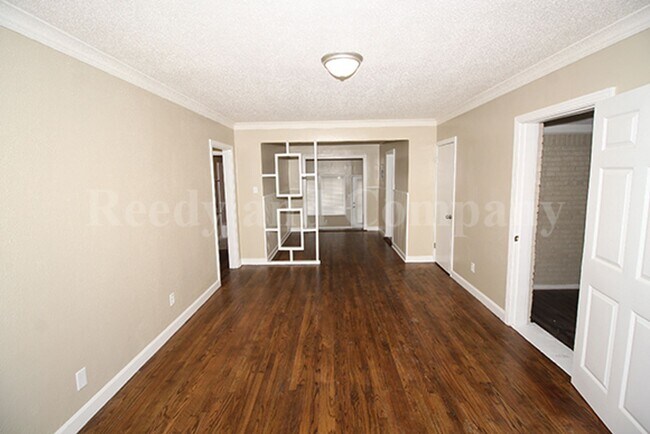 Building Photo - 1023 Waring Rd