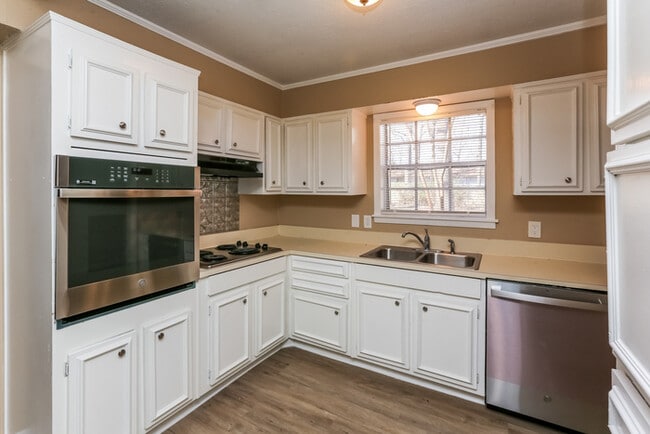 Building Photo - 1008 Tanglewood Dr