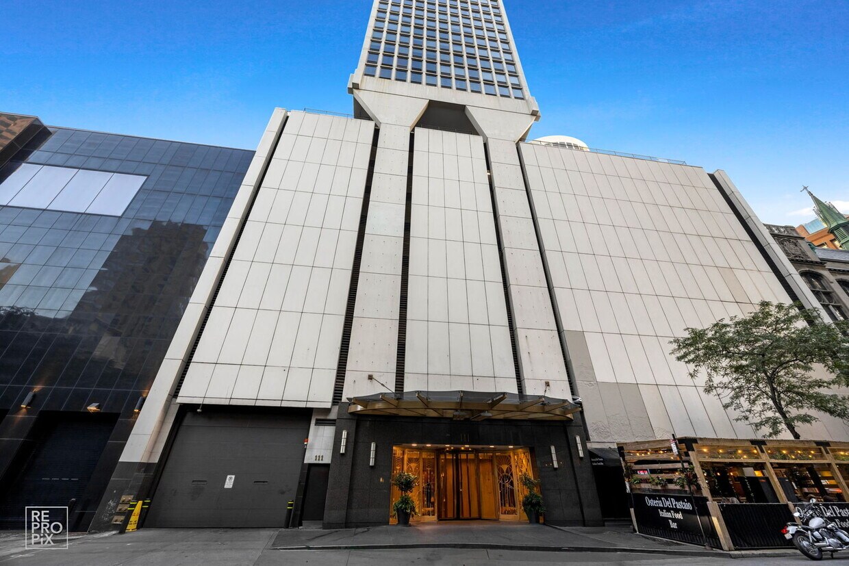 Foto principal - 111 E Chestnut St