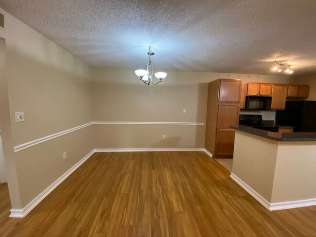 Building Photo - Lovely 1/1 condo in the heart of Brandon