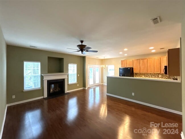 Building Photo - 245 Azteca Dr