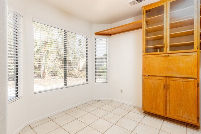 Foto del edificio - 5070 Summerhill Dr