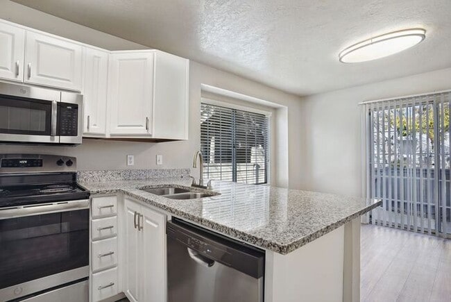 Building Photo - End Unit Spacious Two Bedroom Two & Half Bathroom Townhouse Available!