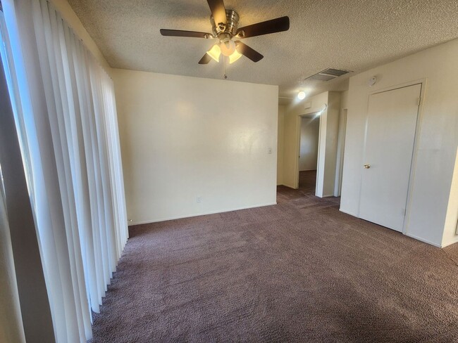 Building Photo - 2 Bedroom 1 Bath Home