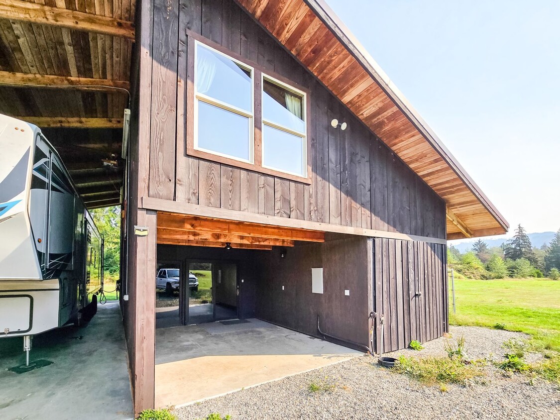 Primary Photo - AVAILABLE NOW - Charming Countryside Studio