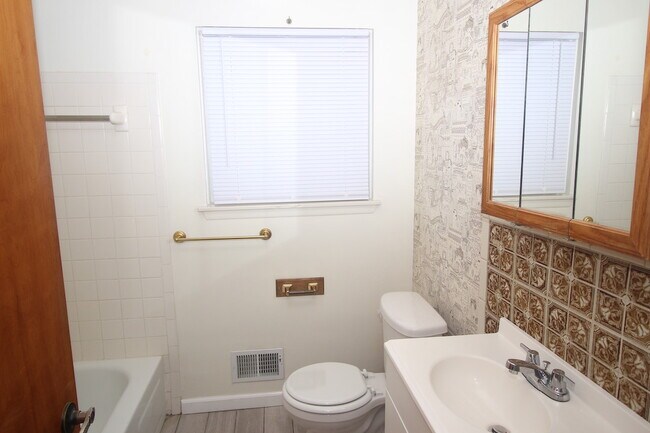 Building Photo - 16140 Toepfer Dr
