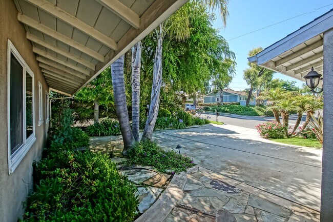 Building Photo - BEAUTIFUL, BRIGHT & SPACIOUS HILLTOP HOME ...