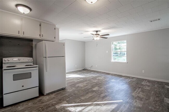 Building Photo - 165 Acorn