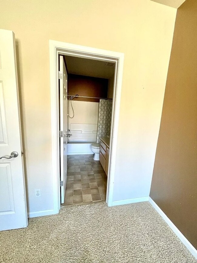 Building Photo - Townhouse For Rent.