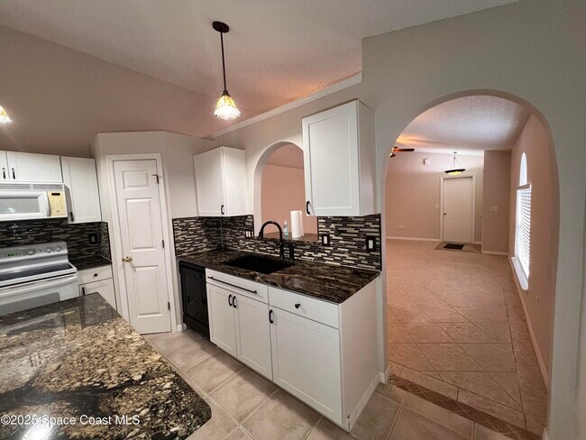 Foto del edificio - 2245 Redwood Cir