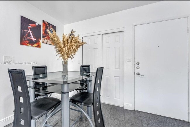 Building Photo - 660 W Park Dr