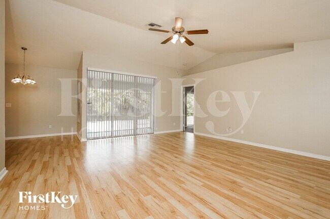 Foto del edificio - 8418 Wren Rd