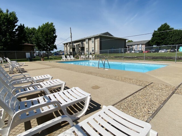 Piscina - Lombard Heights Apartments