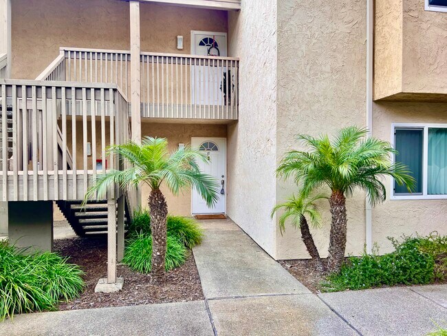 Building Photo - 8525 Villa La Jolla Dr