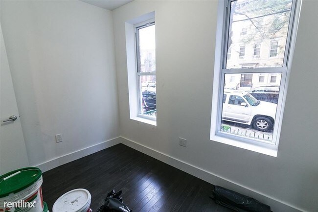 Building Photo - 958 Seneca Ave