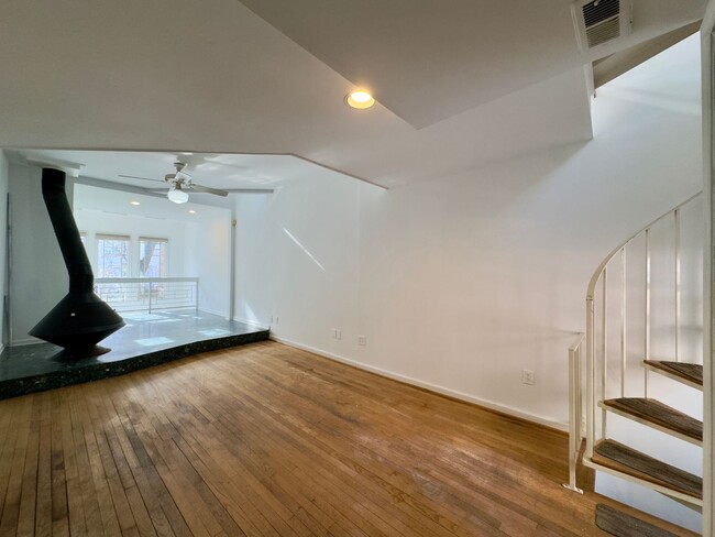 Building Photo - Charming 1 Bedroom Townhome ~ Ridgely's De...