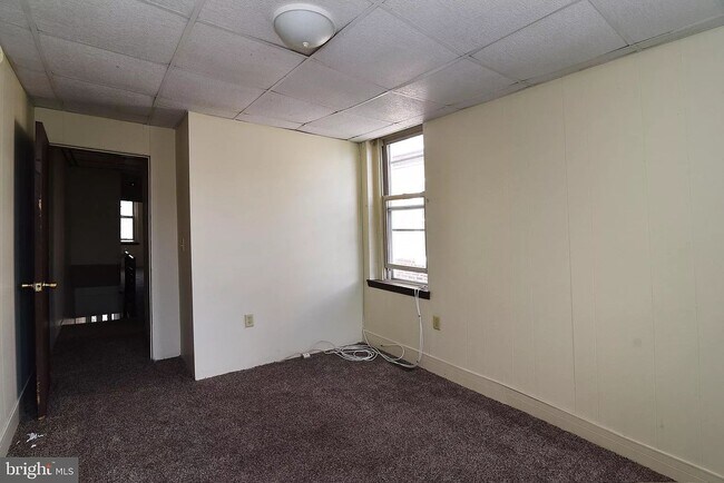 Building Photo - 325 W Race St