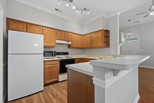 Foto del edificio - Open floor plan with 2 primary suites. Ava...