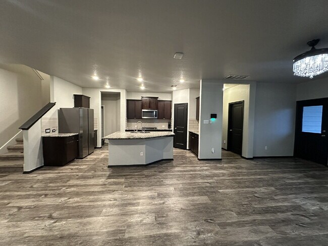 Foto del edificio - Spacious 5 Bedroom, 3.5 Bath Home with 2,6...