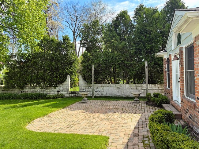 Building Photo - 669 Mohegan St