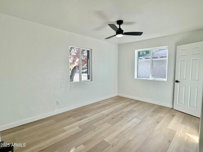 Foto del edificio - 3244 E Harvard St