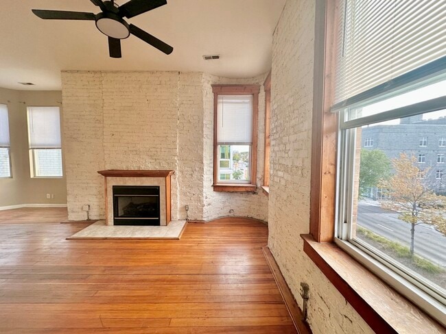 Building Photo - 851 N Ashland Ave