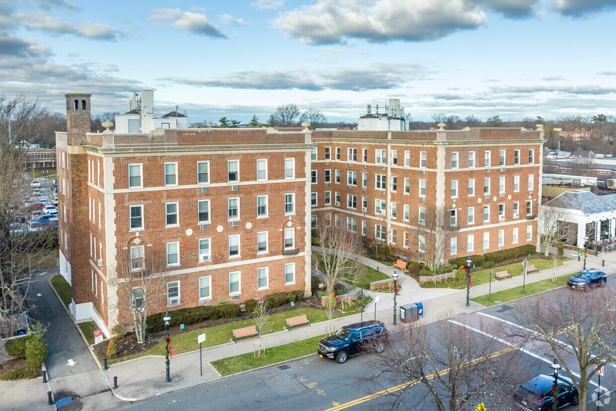 Hampshire House Condos Apartments in Garden City, NY